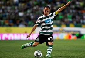 Joao Pereira conduce un balón con el Sporting 