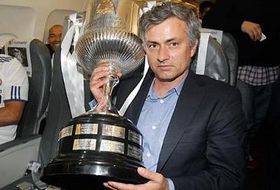 Mourinho con la Copa que le gano al Barça