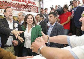 Mariano Rajoy junto a Mercedes Alonso durante la campaña de 2011
