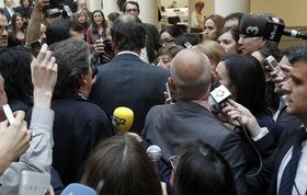 Mariano Rajoy 'huyendo' de los periodistas en el Senado