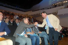 Alberto Fabra y Miguel Ortiz se saludan en el congreso del PPCV