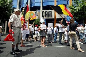 Manifestación de afectados en la puerta de la CAM