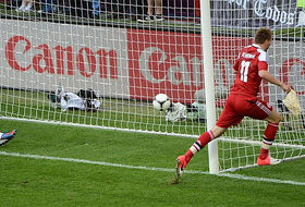 Bendtner hizo los dos goles daneses 