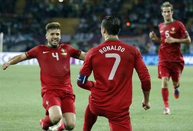 Los portugueses celebran un gol de Cristiano 