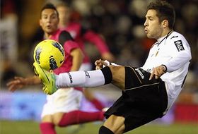 Jordi Alba golpea un balón como valencianista 