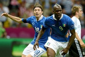 Balotelli (derecha) hizo los dos tantos de Italia