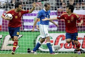 Cesc hizo el gol ante los italianos en el debut