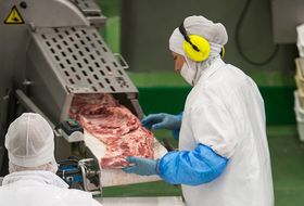 La carne se transporta de los almacenes a la planta