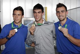 Bernat, Salva Ruiz y Alcácer posan con la medalla 
