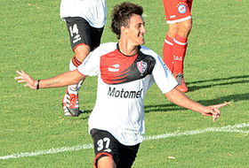 Maxi Urruti celebra un gol con Newell's 