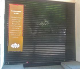 Un cartel en la persiana anunciando el cierre