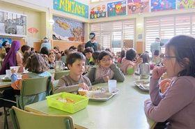 Alumnos comiendo de 'tupper'