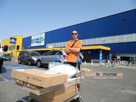 Un transportista tras realizar la compra en el Ikea de Murcia