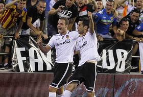 Soldado celebra con Jonas uno de sus goles