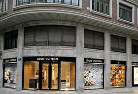 Esquina de la tienda de Louis Vuitton