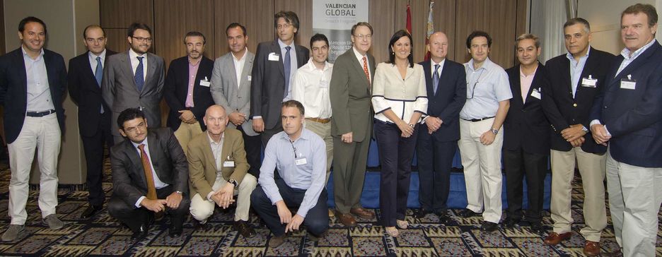 Impulsores y participantes en el Valencian Global junto a los consellers Buch y Catalá