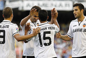 Viera celebra el gol junto a Jonas, Soldado y Barragán 