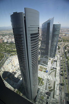 La torre sede de PwC en Madrid. ¿Se dirigirá desde allí la reconversión de la sanidad pública valenciana?