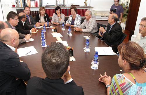 Isabel Bonig con los alcaldes de La Ribera y L'Horta