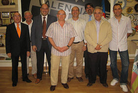 Vicente Vallés en el centro con la junta del APA