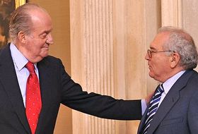 Juan Carlos I y el presidente de la Fundación Everis, Eduardo Serra