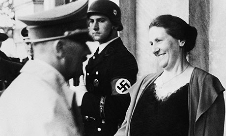 Hitler con Winifred, organizadora del festival a la muerte de su marido, hijo de Richard Wagner