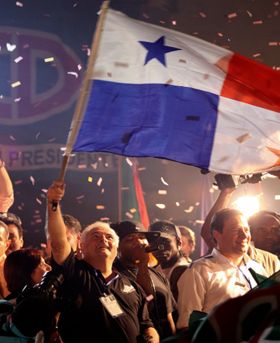 Ricardo Martinelli, presidente de Panamá ondeando la bandera del país