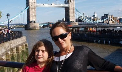 Lourdes Reyna con su hija en Londres