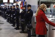 Una usuaria accede al Metro de Madrid, custodiado por la Policía