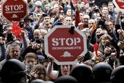 Protesta de un piquete ante las puertas de la sede del Banco de España en Valencia. EFE