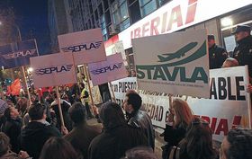 Sindicatos protestan ante Iberia