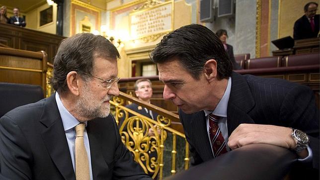 Mariano Rajoy junto al ministro de Industria, José Manuel Soria | Efe