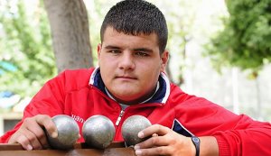 José Gómez, campeón juvenil de petacanca, posa para 'La Verdad'. :: VICENTE VICENS/AGM