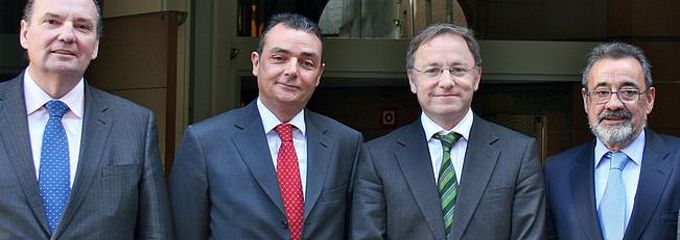 Vicente Morata (Cámara), Salvador Navarro (CEV), Juan Carlos Moragues (conseller de Hacienda) y José Vicente González (Cierval)