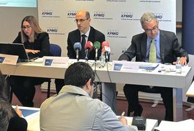 Los responsables de KPMG en Valencia en la presentación del informe