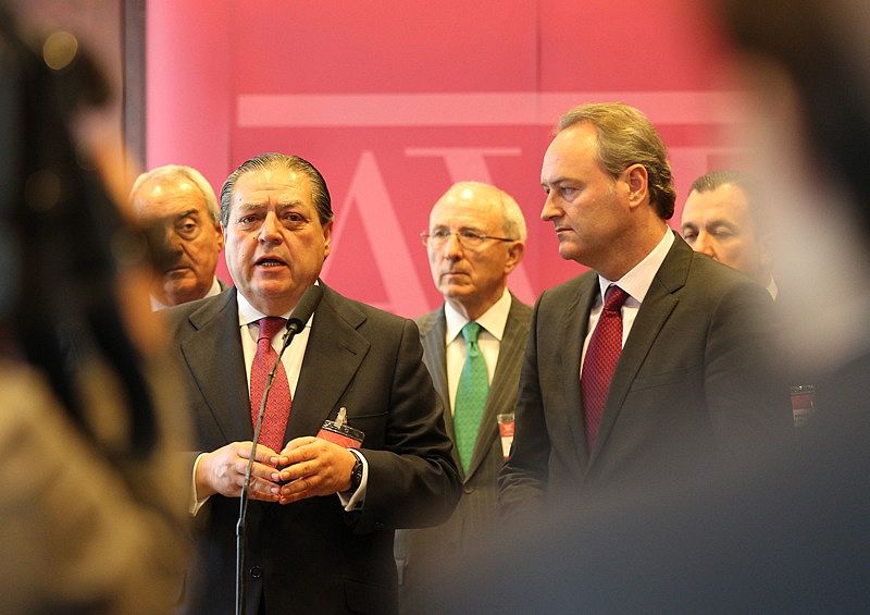Fabra, ecuchando a Vicente Boluda durante su visita a la última Asamblea de la organización empresarial
