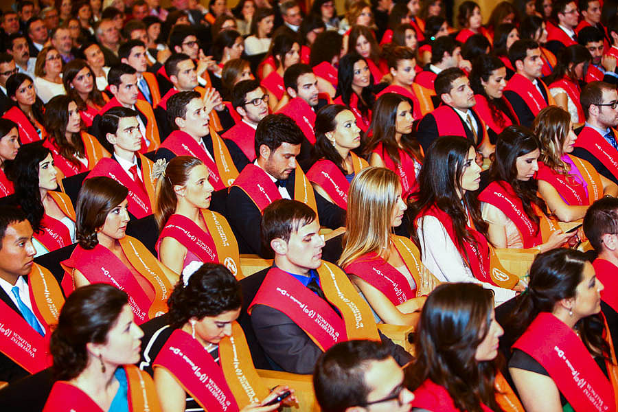 OTRA OLEADA DE ECONOMISTAS PARA 'GESTIONAR' LA CRISIS. Graduació de la promoció 2007-2013 d'ADE-Dret. FOTOS: EVA MAÑEZ