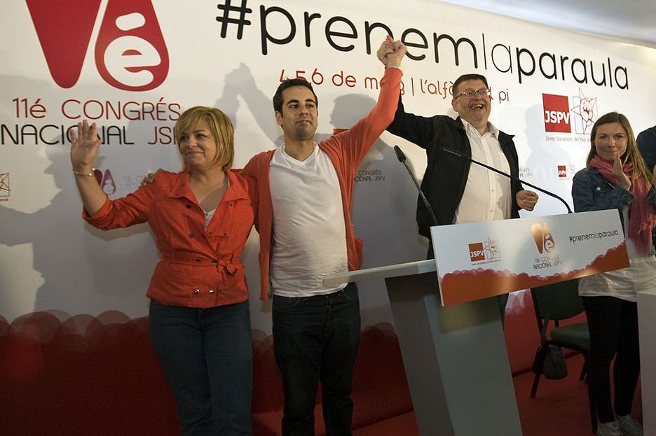 José Muñoz junto a Ximo Puig y Elena Valenciano tras ganar el congreso de JSPV