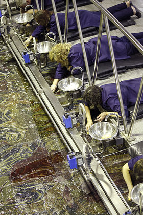 Trabajadores limpiando uno de los tapices