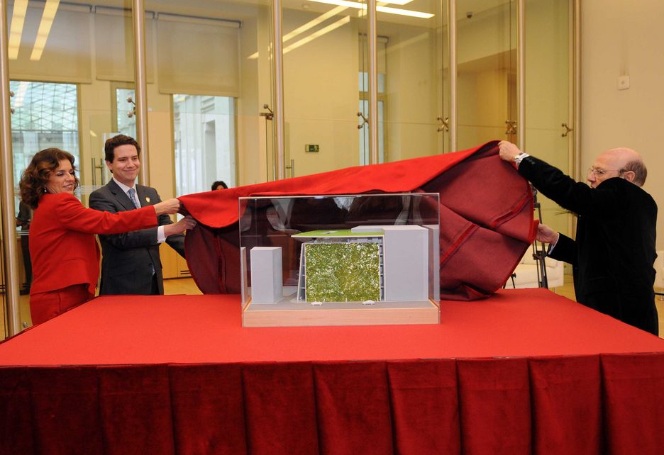 Ana Botella destapando la maqueta del Museo de Arquitectura que no gusta a los arquitectos