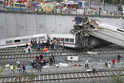 Al menos quince muertos al descarrilar un tren en Santiago de Compostela  Leer más:  Al menos quince muertos y decenas de heridos al descarrilar un tren en Santiago de Compostela
