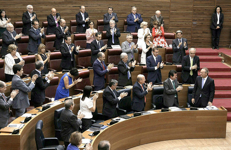 Fabra, aplaudido por la bancada popular tras su intervención en el debate de 2012