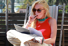 La 'celebriti' Lindsay Lohan fuma un e-cigarrillo