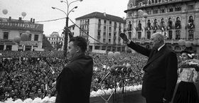 De Gaulle y Ceausescu ante una multitud 