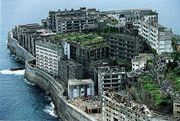 Una isla japonesa abandonada. Fue explotado como yacimiento de carbón y abandonado tras albergar hasta 216.264 personas en su pico de población