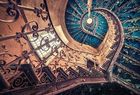 Una escalera de espiral en un castillo abandonado europeo