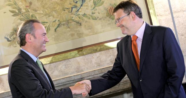 Alberto Fabra (PPCV) y Ximo Puig (PSPV) se saludan en un encuentro meses atrás