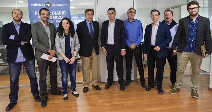 Enric Morera con el equipo de Valenciaplaza.com en la redacción del periódico