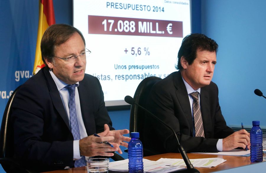 El conseller de Hacienda, Juan Carlos Moragues, y el vicepresidente José Císcar, este viernes