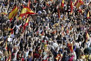 Miles de personas se manifiestan en Madrid por las víctimas de ETA